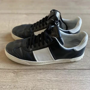 Valentino flycrew - dem är storlek 43 dem är inte jättebra skick men fortfarande fina det saknas några nitar… ingen box påse extra snören följer med.. pris 3299kr men man kan förhandla lite🔥