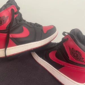 Nike air jordan 1 red  - Hej  Jag vill sälja mina helt nya Nike jordans för att de inte kommer till användning dem är äkta och i jätte bra skick har inte kvar paketen dem är storlek 42  Hämtas i Kallhäll eller så kan jag skicka dem 