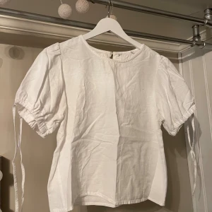 T-shirts  - T-shirt med lite balongarmar, från mango storlek xs/s