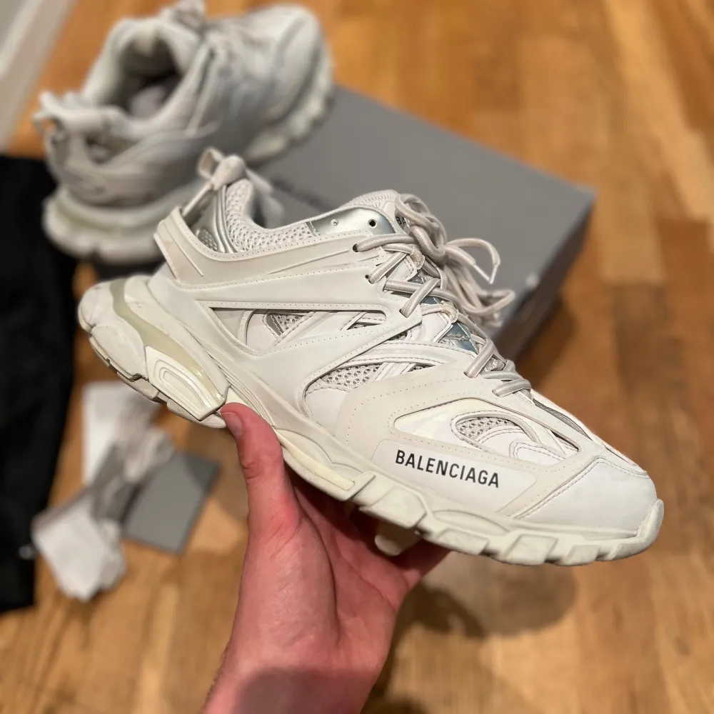  Selling a pair of slightly used Balenciaga track Runners 1.0 OG all, Box, Dust bag, Extra laces and receipt included. Only worn two times, small scratches on the back of the soles. Bin: 4000sek  I have over 200 sales and reviews on Tise And Finn.. Skor.