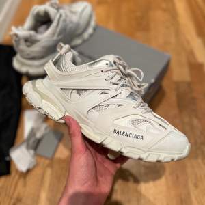  Selling a pair of slightly used Balenciaga track Runners 1.0 OG all, Box, Dust bag, Extra laces and receipt included. Only worn two times, small scratches on the back of the soles. Bin: 4000sek  I have over 200 sales and reviews on Tise And Finn.