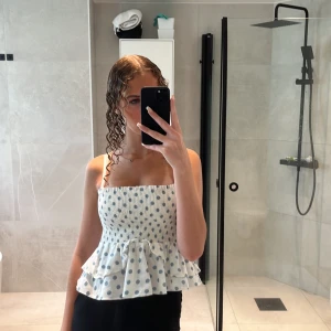 Zara topp - Jättefin topp från zara. Perfekt nu i sommar. Knappt använd. I fint skick