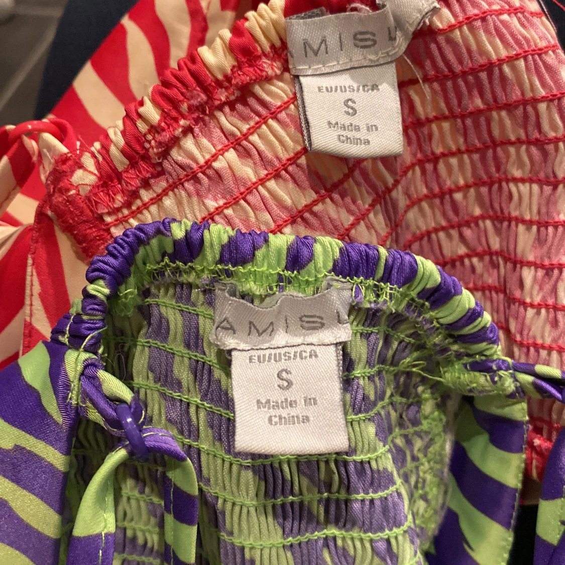 Jag säljer dessa två tröjor för att den inte blir till användning längre.  Jag har använt dem cirka två gånger men jag fasande inte riktigt för dem men hoppas dem blir till användning hos nån annan..💗😊 - 92