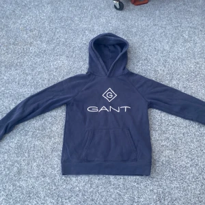 Gant hoodie - Jag har nu vuxit ur den här fina gant hoodien. Den har inga negativa saker med den som hål eller något liknande skicket är 8,5/10 nypris ca 800-900krmitt pris 350kr går att sänka vid snabb affär. Fler bilder går att få. 