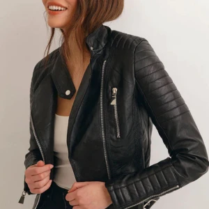 Skinnjacka  - Säljer min skinnjacka från Chiquelle, köptes för 600 kr och är använd fåtal gånger då skinnjackan inte passat mig så bra.