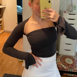 Topp - En topp från Gina tricot ”soft touch square neck top” i mörkgrå. Fint skick. Köparen står för frakt