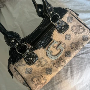 Vintage väska - Så snygg handväska i vintage. Har inte fått användning av den så säljer den vidare!