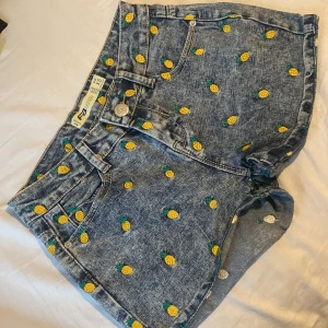 Denim Shorts  - Shorts med brodyr 🍍