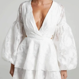 Vit klänning - Säljer min fantastiskt fina klänning som inte kommer komma tillräckligt mycket till användning! Använd endast 1 gång så är i toppen skick! Passar helt perfekt till student/midsommar eller till andra tillfällen nu i sommar🌸☺️(Köpt för 900 kr)