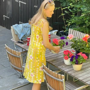 Sommar klänning  - Världens sötaste klänning!! Funkar även som lång kjol eller uppvikt topp, köpt på en marknad utomlands! 🩷