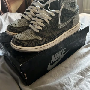 Jordan 1 high  - Tjo, säljer nu ett par Jordan 1 high rebellionaire og köpta för 4300.skick nu 7/10 dom är bara lite smutsiga men de går o lösa enkelt om man vill sen har dom ett hål i varsin sula,följer också med svarta skosnören om man vill ha det istället för vita