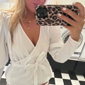 Skjorta  - Snygg skjorta med knytning, knappt använd, som ny🧡