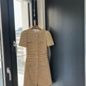 Maje klänning - Mina drömmars klänning från Maje. Helt otrolig men tyvärr aldrig använd. Helt oanvänd men har klippt av prislappen. Påsen finns kvar. Köpt för 4250kr, helt oanvänd. Säljer för 1800kr. Passar XS/S.