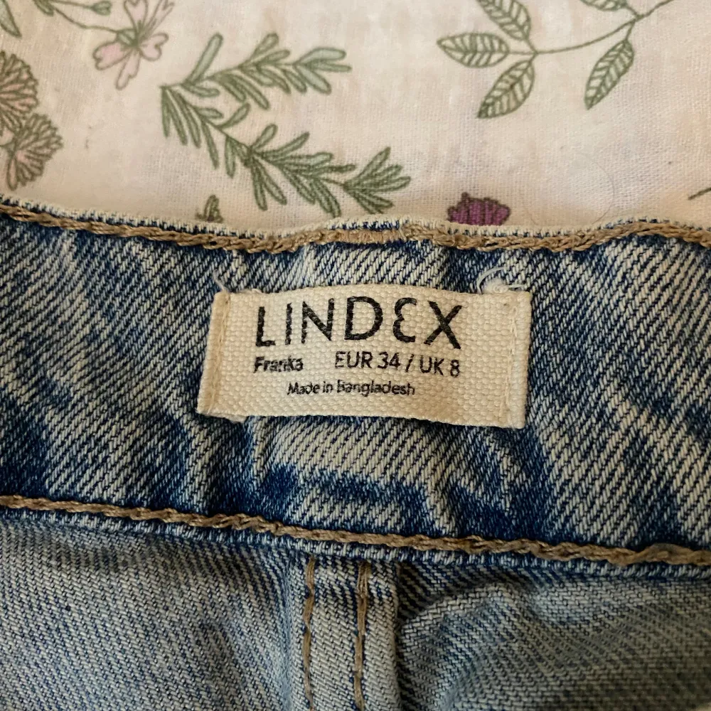 Jeans köpta på lindex för några år sedan🤍 Säljer för att de inte passar längre🫶🏼. Jeans & Byxor.
