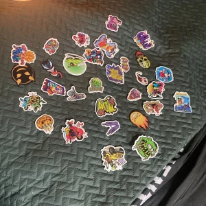 Klistermärken  - Det är bra klister coola figurer man kan sätta de nästan var som helst och det är olika figurer. 