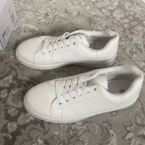 Super söta vit sneakers som ja köpte i fel storlek, bara såna enkla vita som passar till allt , använda en gång!!❤️❤️