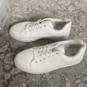 Vita sneakers  - Super söta vit sneakers som ja köpte i fel storlek, bara såna enkla vita som passar till allt , använda en gång!!❤️❤️