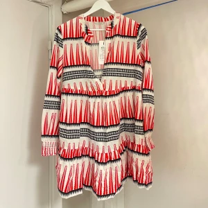 Klänning - Så himla fin klänning från ONLY. Prislappen kvar! Köpt för 700kr. Den är avklippt till ovanför knäna, men har sparat tyget så går lätt att fixa till en långklänning igen om det önskas! Storlek 34 men den är rymlig så passar 36/38 också ❤️