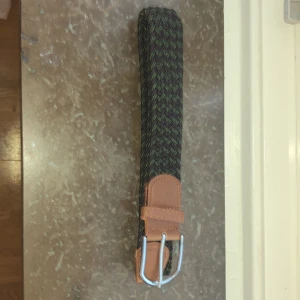 Flätat bälte - Tja! Jag säljer det här bältet helt oöppnad jag fick den som present i från min moster och jag har inte använt den på circka 2 månader därför vill jag sälja den här. Ny pris går för circka 200kr bror på vart man köper🤩 Bältet passar perfekt till alla