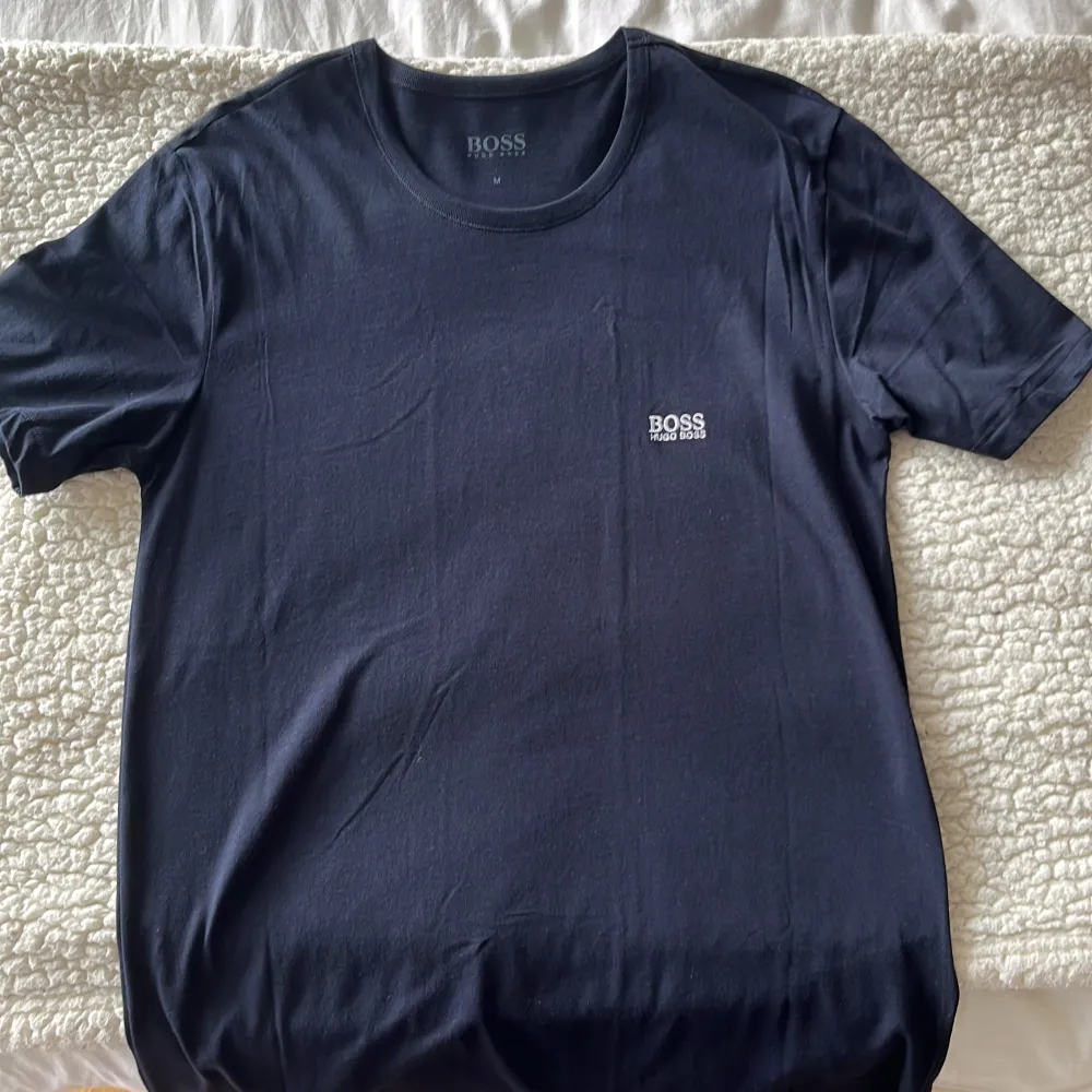 Tjena, säljer en mörkblå Hugo Boss t-shirt       (st M) som är precis som ny. 9/10 skick. Perfekt till sommaren. Hör av dig vid minsta lilla fråga 🙋. Pris kan diskuteras. T-shirts.