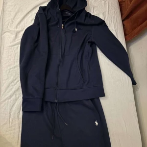 Ralph Lauren tracksuit  - Ancänd ett par gånger men annars ör den fel fri, storleken är L på båda delarna, färgen är marinblå