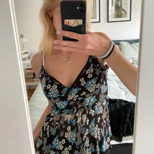 Linne med knyte  - Superfint linne som tyvärr aldrig kommit till användning. Kan både knytas fram och bak st M men passar utmärkt som S (då jag vanligtvis har s)