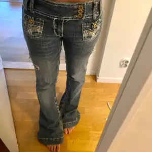 Snyggaste och coolaste lågmidjade jeansen. Perfekt  bootcut!! Köpta i Amsterdam, storleken är oklar men skulle tro S och de är långa!!! 🥰🙏