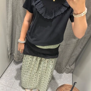 lång kjol - jättefin grön långkjol från zara🩷 använd två gånger och är i perfekt skick! köpte för 399kr🌟