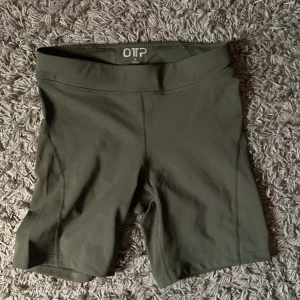 Träningshorts  - Sköna högmidjade shorts, knappt använda