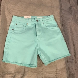  shorts ☀️ - Oandvända shorts från Cubus i storlek 140. Modellen har hög midja och är justerbar. Färg: turkos. 