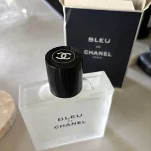 BLEU DE CHANEL - Aldrig testad eller använd, endast öppnad förpackning för att se flaskan! (Aftershave)