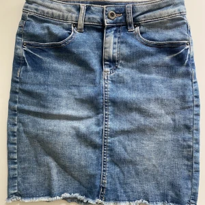 Blå jeanskjol! - Säljer min blåa jeanskjol då den inte kommer till användning. Rätt använd men ändå i bra skick! Priset kan diskuteras💕