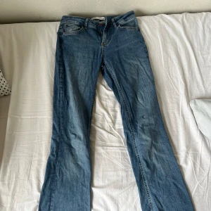 Zara jeans bootcut - Säljer dessa superfina ljusblåa lågmidjade jeans från Zara. Lite uppklippta vid byxändan för att passa någon som är ca 163. Det är bara att skriva om ni undrar något om passform och kan även skicka fler bilder privat. Säljer då de ej använda längre💕