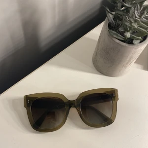 Moss gröna chimis 💚 köp gärna! - Ny pris 1350 Nån repa på glaset men syns inte när man har på if dom bara om man kollar noga.