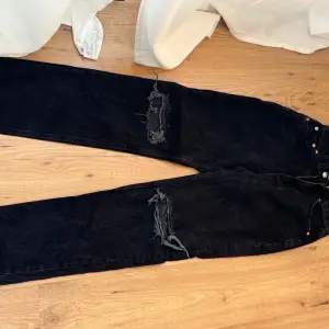 Ett par Svarta Jeans från Gina tricot i strl 34 aldrig använda. 