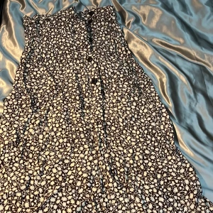 Kjol  - En lång kjol från H&M men köptes från Sellpy. Användes max 3 gånger, inget mer. Säljs då den är varken min smak eller min stil. 