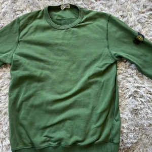 Stone island - Säljer en använd stone island sweatshirt. Säljer för 500. Priset går att diskutera. Det är storlek junior men den sitter som en S i man storlek