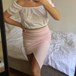 Rosa kjol - En fin kjol i bra skick! Köpa fler varor för billigare pris och mer värdeför frakten! 🤍