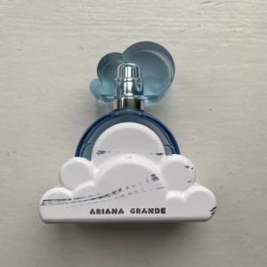 Ariana Grande Cloud Parfym - Säljer min ariana grande parfym i doften cloud då jag inte tyckte den passade på mig🤍 Använd ca 3 gånger och förpackningen har blivit färgad av något i min väska, mrn fungerar fortfarande som ny. Pris går att diskutera