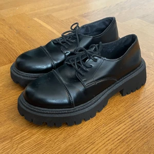 Svarta skor - Svarta skor som knappt är använd, fint skick 