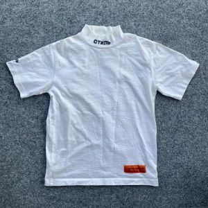 Heron Preston turtleneck tee - Heron Preston turtleneck tee. Jättefet. Bra skick. Heron Preston påse är inkluderat!! (se sista bild). Köpt på Caliroots. Storlek: S. Hör av er vid eventuella frågor!!