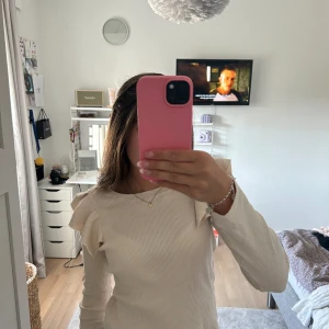 Vit volang tröja!  - En super söt volang tröja från zara. I storlek 164 men lite liten i storleken. Men i ett bra skick dpbjag aldrig använt den. 