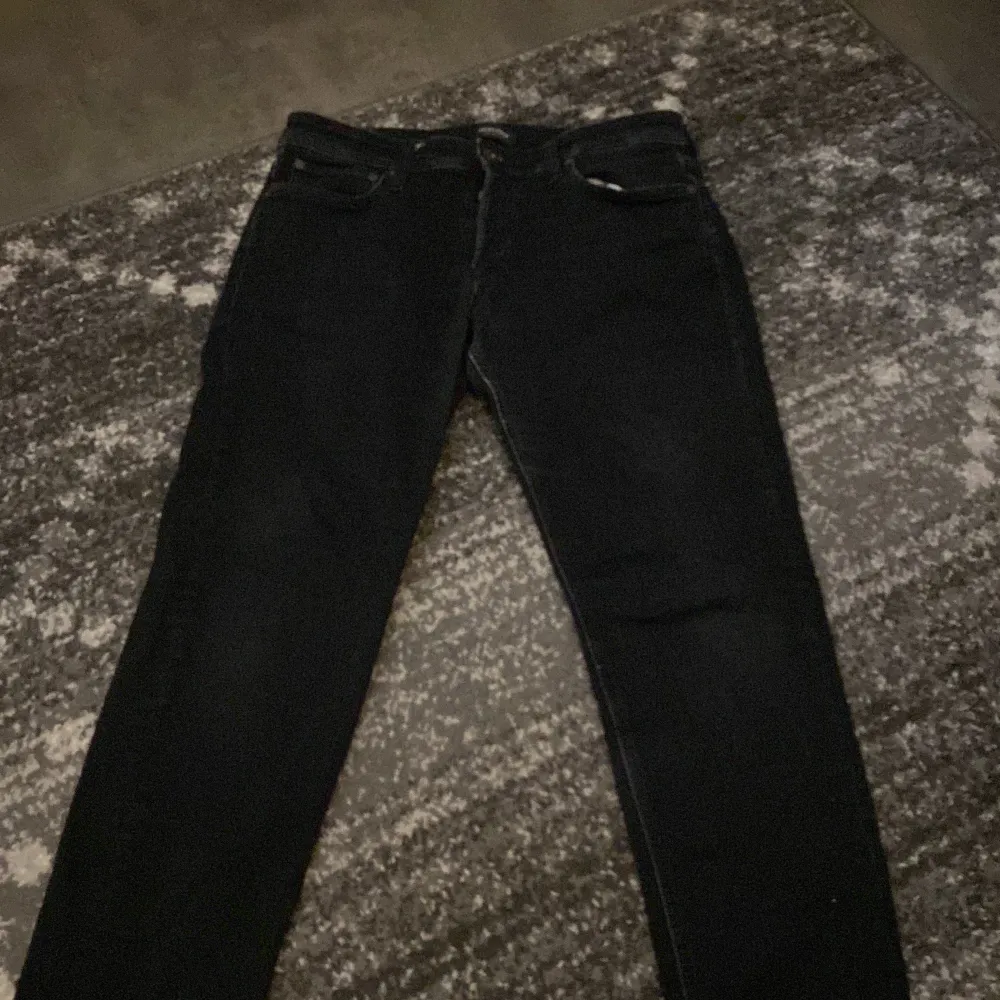 Jack and jones jeans säljes i bra skick använd några gånger och är perfekt. Storleken på den är 32/32 men passar även 30/32. Den kommer ny tvättad och strykt/ pris kan diskuteras . Jeans & Byxor.