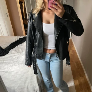 Skinnjacka - Säljer min gamla favorit skinnjacka🖤 Är från märket Missguided men köpt på Nelly. Jackan är stor i storleken, jag har vanligtvis stl 38 och den sitter lite oversized på mig.🖤