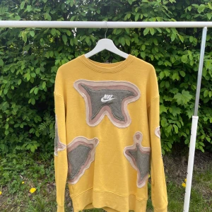 Reworked Nike Sweatshirt - REWORKED NIKE SWEATSHIRT  ENDAST EN UPPLAGA  STORLEK PÅ TRÖJA: S LÄNGD: 71 CM BREDD: 53 CM