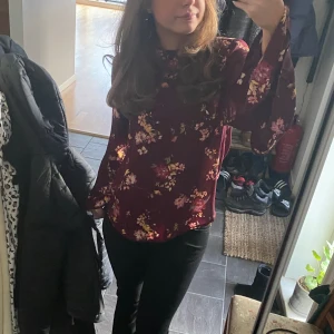 Super gullig vinröd blus från bershka  - Jätte gullig vinröd blus med blom detaljer och knytning i ryggen ifrån bershka i storlek S!☺️