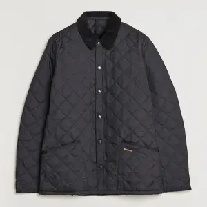 Hej,  Säljer Barbour jacka i storlek L som endast användes ett par ggr och är i nyskick. Köpt på Care of Carl. https://www.careofcarl.se/sv/heritage-liddesdale-jacket-black