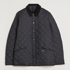 Barbour Heritage Liddesdale Jacket Black - Hej,  Säljer Barbour jacka i storlek L som endast användes ett par ggr och är i nyskick. Köpt på Care of Carl. https://www.careofcarl.se/sv/heritage-liddesdale-jacket-black