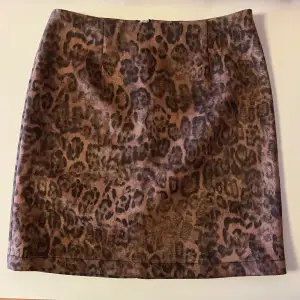 Leopardmönstrad minikjol från bikbok, storlek XS, tjockt suede-material. Som ny!  Pga flytt så rensar jag min garderob och säljer massa fina saker på min profil, jag samfraktar gärna!