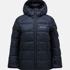 Peak performance frost down jacket - Säljer min peak performance jacka i modellen ”frost down” då jag har köpt en annan. Den hann bara bli använd i ca 2 månader och är i nyskick<3 nypriset är 4200🤍